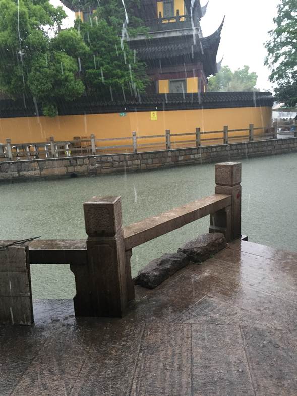 寺庙避雨图片